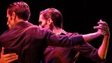 [Tarian] Tarian tango oleh dua pria