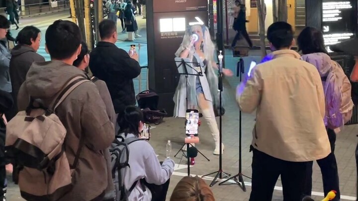 A Chinese man sings "Detective Conan" on the streets of Japan, attracting many people to stop and wa