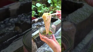 ❤️😍❤️ RIVER RUN UDON DELIGHT ❤️ Japan Funny Video Cute Japanese Cuisine in Nature