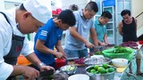 Làm 200 bát Phở trong đêm tặng trẻ Câm Điếc cùng Hạnh Trần, Thành Đạt
