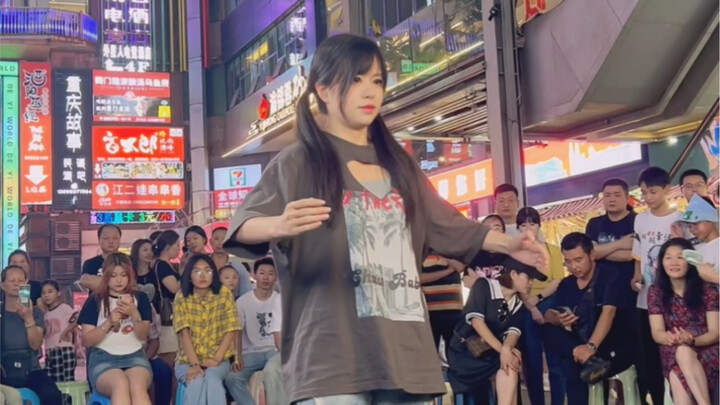 路过商场，看到一个被围观的机器人！