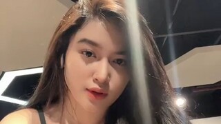 Cewek Ini Satu Frame Aja Udah Heboh / One Frame and She Steals the Show