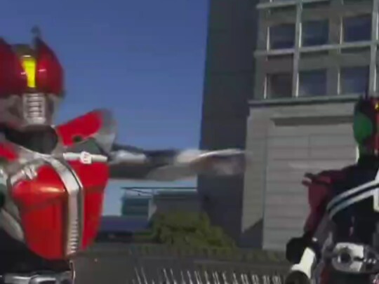 Bộ phim truyền hình Tokusatsu "Kamen Rider" "Bốn chàng ngốc trên tàu điện" với Thầy trò thật hài hướ