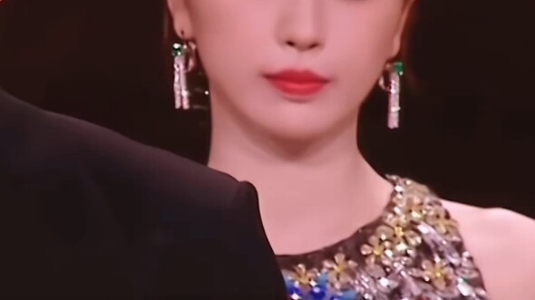 Yu Shuxin terlihat sangat cantik dengan kulit kepalanya di Weibo Night