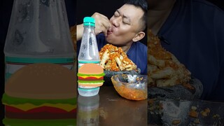 makan ceker sambel pedas