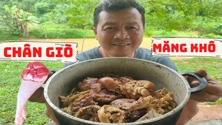 Ẩm Thực Mường | Chế Biến Và Thưởng Thức Chân Giò Nấu Măng Khô Cực Ngon Ngày Mưa
