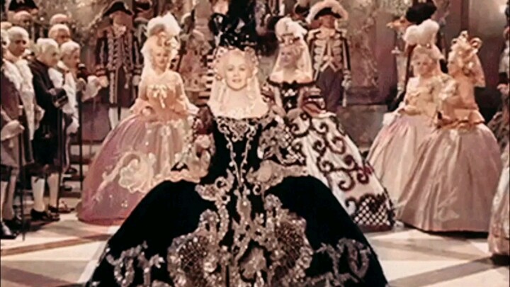 1938年的《玛丽·安托瓦内特》，这个场面才能说：“Madame, this is Versailles".