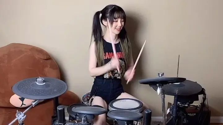[Drums] Cute girl performing "Future Funk" Thank goodness she's not my sister