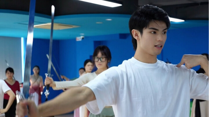การฝึกดาบวันชาติ ทักษะดาบ รำดาบ ขั้นพื้นฐาน ชั้นเรียนดาบเต็มดอก
