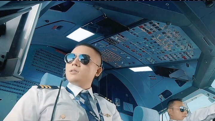 The windshield of the plane was broken at an altitude of 10,000 meters. See how the Chinese captain 