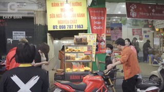 Có gì trong quán bánh mì nướng bơ mật ong Bà Lợi đông khách tắc đường Khâm Thiên Hà Nội