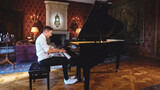 เพลง "โจรสลัดแห่งแคริบเบียน" แสดงโดยผู้ชายเล่นเปียโน