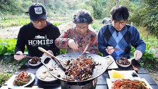 할머니의 기막힌 솥뚜껑 짜장면 먹방~! (간짜장 & 군만두) Jjajangmyeon Mukbang / Korean Food Recipes