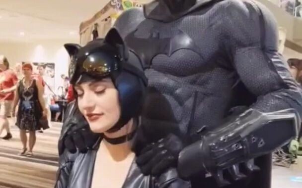 [Kostum DC] Catwoman sedang menikmati pijatan dari Batman!