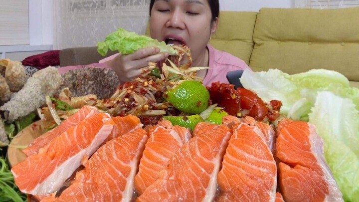 ส้มตำเผ็ดๆกับหนังแซลมอนทอดกรอบ |wern woei