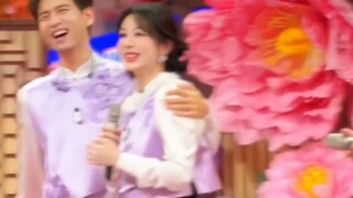Mọi người đều đang chơi trò chơi ở phía trước, còn anh thì ôm cô từ phía sau.