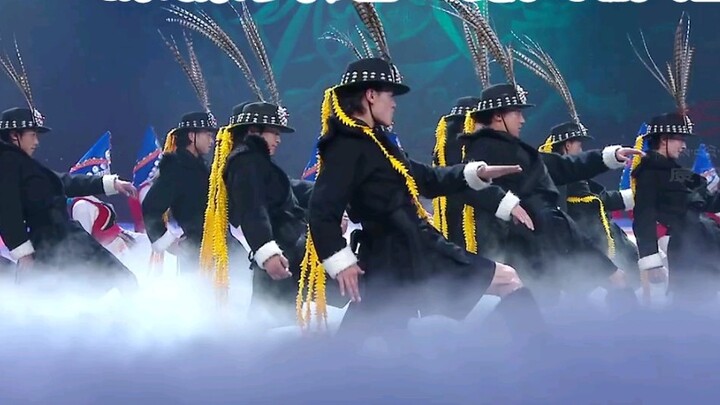Kelompok Tari dan Lagu Negara Bagian Diqing menampilkan tarian Lisu "Ga Chi Na Sa"