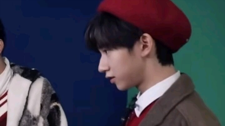 Wenlunlin is so funny playing cards