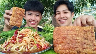 หมูกรอบชิ้นใหญ่ๆ กรอบนอกนุ่มใน ส้มตำแซ่บได้ใจสุดๆ.