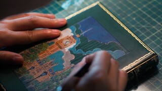 用金箔和彩色皮革手工装帧一本旧书：董桥《双城杂笔》