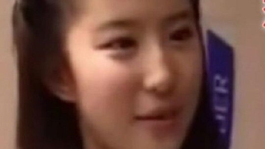 หลิวอี้เฟย อายุ 16 ปี ได้รับการคัดเลือกให้รับบทสาวน้อยมังกรน้อย นักข่าวก็อดไม่ได้ที่จะขุดหลุมให้เธอ 