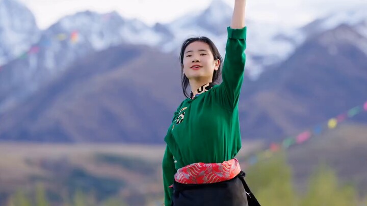 The Tibetan classic dance "Yijiucuomu" was performed by a Tibetan girl with great vigor and grandeur