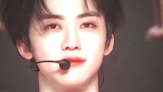 ความงามอันน่าทึ่งของหลัวหยุนหมินเมื่อเขามีผมสีดำ! - -