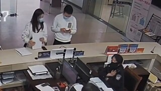 With a gesture from the household registration policewoman, an escapee can be caught! This man once 