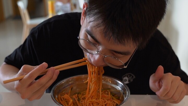 I was so hungry in the middle of the night, so I got up and had some cold noodles to eat, and we got