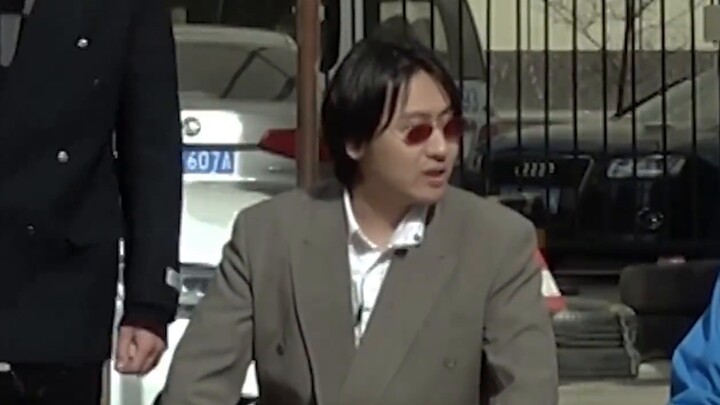 Aku dan abangku mengenakan jas yang elegan agar dapat berteman dengan abang tertua, tetapi abang ter