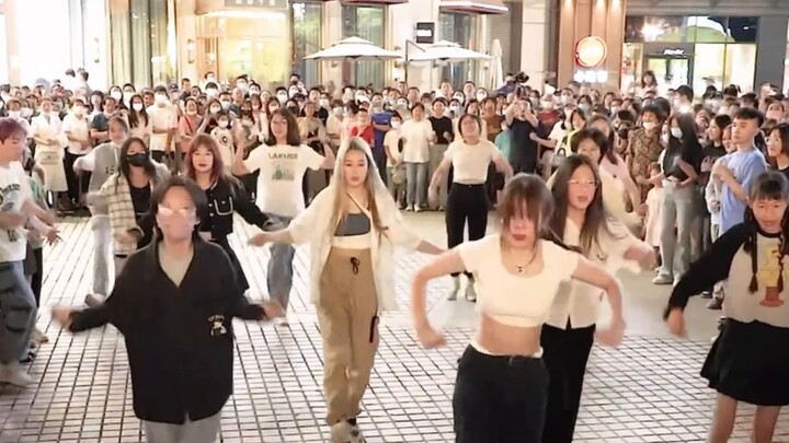 【ช็อก! แฟนคลับรายหนึ่งในหยางโจวได้รับสัญญาให้ร้องเพลงในฉากเต้นรำแบบสุ่ม! 】ยังมีเพลงของวงชายล้วนด้วย~