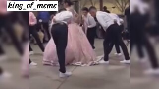 chân cô dâu hôm nay lạ quá 😂