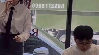 Sau khi mua một chiếc kèn kazoo cho nhân viên quán cà phê. .