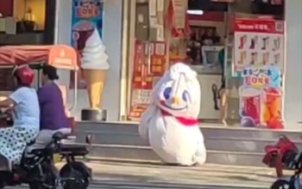 人间不易，雪王自闭