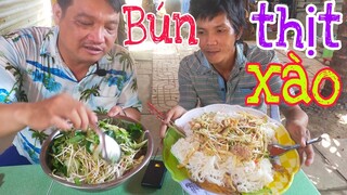 Mâm bún thịt xào của Thánh Ròm lTâm Chè Vĩnh Long