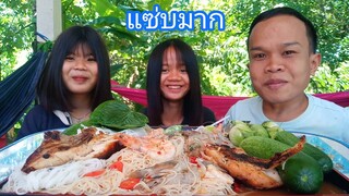 ตำขนมจีนใส่กุ้งกินกับไก่ย่างแซ่บๆ