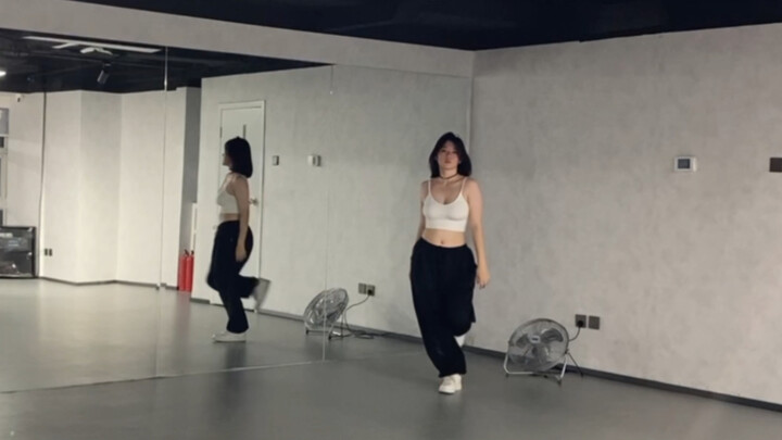 [สารภาพเต้นคัฟเวอร์ของสาว 17 ปี] ช่วงนี้ฮิตมาก ขึ้นรถไฟเที่ยวสุดท้ายทัน