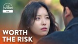 Park Hyung-sik dives into a mob of zombies to save Han Hyo-joo | Happiness Ep 3 [ENG SUB]