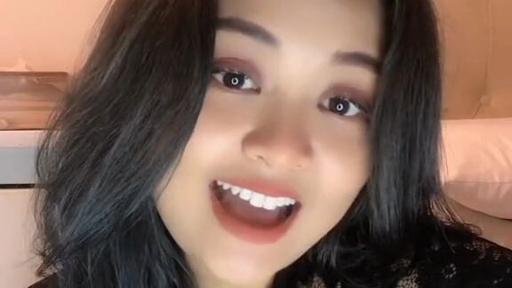 cantik seksi nyanyi
