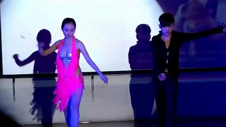 [Serious campus dance] College New Year's Day party sexy Latin dance performance