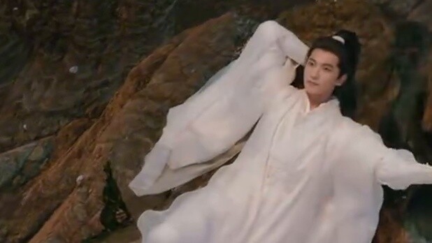 The theme song of the TV series "Fan Ren" is compared with the comic version