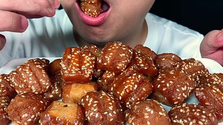 Dengarkan ASMR memakan kue Misandao dari Shandong.