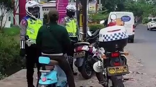 Polisi Karawang Yang Baik Hati