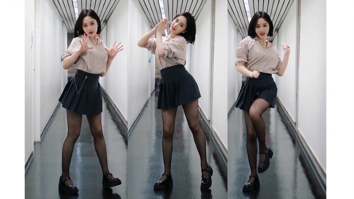 นักศึกษาสาวระดับบัณฑิตศึกษาเต้นรำเพลง Fancy ในช็อตเดียวที่อาคารเรียน