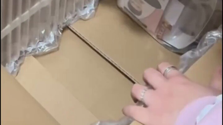 Come and watch Mao Niang immersively pack fake fur