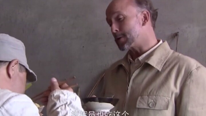 白求恩吃米饭和烤面包，以为聂帅吃得更好，结果一看震惊