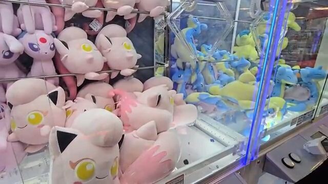 ¥10,000 Claw Machine Challenge at a Pokémon Center Arcade in Japan!