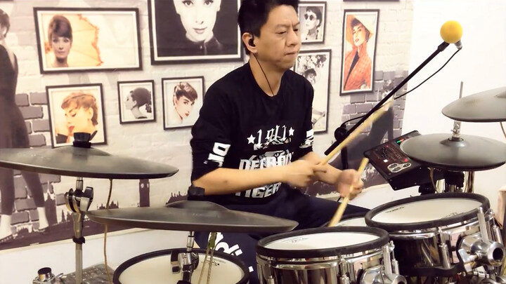 "Butterfly" cover oleh seorang pria dengan drum