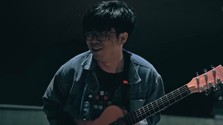 Band satu orang! Sebuah gitar mengembalikan lagu asli Attention Broken Eyebrow