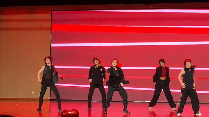 Orang-orang KPOP datang! Datanglah dan saksikan pertunjukan medley penutup oleh asosiasi tari sekola
